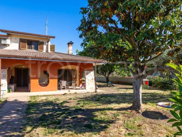 Villa bifamiliare in vendita ad Ariccia
