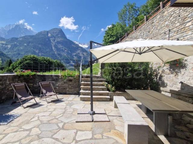 Villa Bifamiliare in affitto a Courmayeur via Regionale, 80, arredato, giardino privato, posto auto TrovaCasa