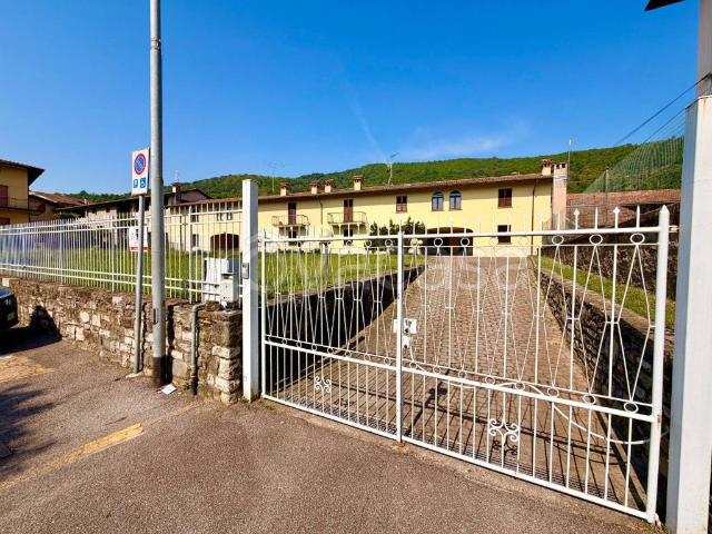 Villa Bifamiliare in affitto a Corte Franca via Alessandro Manzoni, 15, non arredato/vuoto, giardino privato, posto auto TrovaCasa