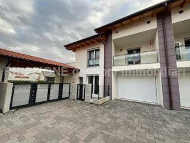 Villa Bifamiliare in affitto a Costabissara via Grazia Deledda, 13, giardino privato, box, terrazzo TrovaCasa