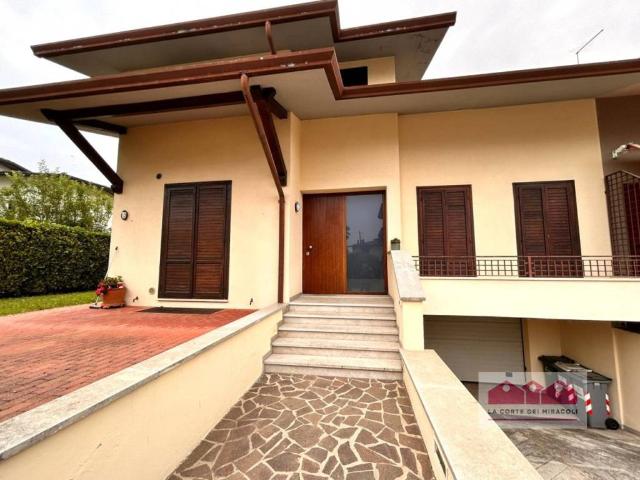 Villa Bifamiliare in affitto a Caldogno via delle Rose, giardino privato, box, terrazzo TrovaCasa