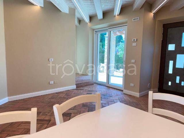 Villa Bifamiliare in affitto a Caprino Veronese viale 5 Novembre, giardino privato, box, terrazzo TrovaCasa