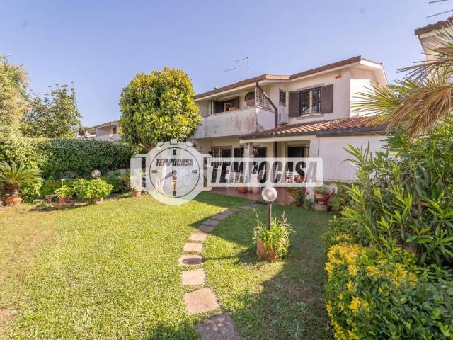 Villa Bifamiliare in affitto a Cerveteri via Torre Flavia, arredato, giardino privato, piscina condominiale TrovaCasa