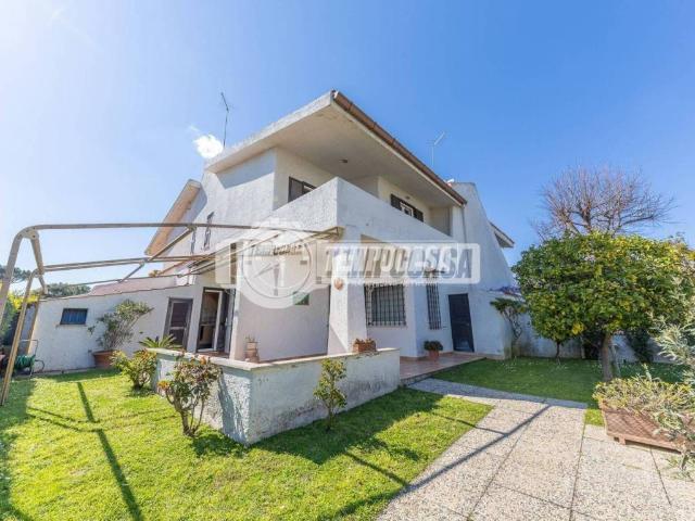 Villa Bifamiliare in affitto a Cerveteri via Casa Bianca, arredato, giardino privato, piscina condominiale TrovaCasa