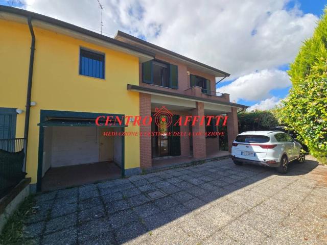 Villa Bifamiliare in affitto a Cura Carpignano via Lavoro, 13, non arredato/vuoto, giardino privato, box TrovaCasa