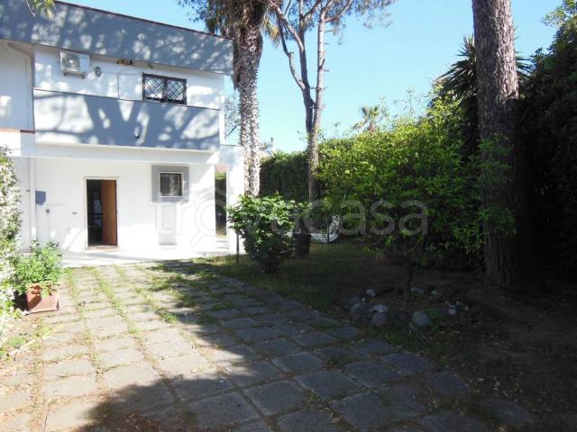 Villa Bifamiliare in affitto a Giugliano in Campania via Lago Patria, arredato, giardino privato, piscina condominiale TrovaCasa