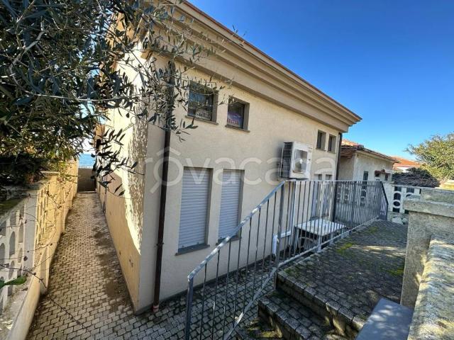 Villa bifamiliare in affitto a Follonica viale Italia, 135