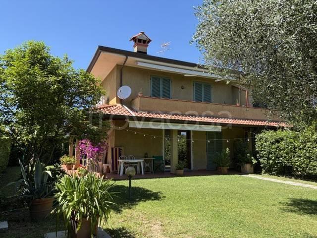 Villa Bifamiliare in affitto a Forte dei Marmi, arredato, giardino privato, terrazzo TrovaCasa