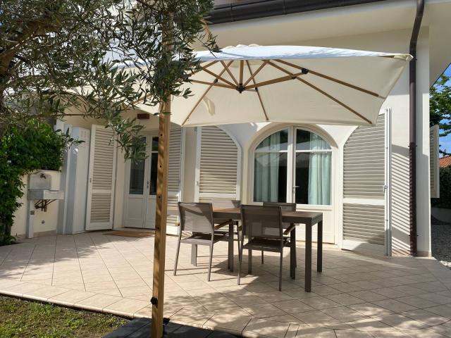 Villa Bifamiliare in affitto a Forte dei Marmi Centro Storico Forte dei Marmi Via Duca D'Aosta