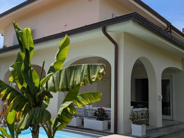Villa bifamiliare in affitto a forte dei marmi forte dei marmi