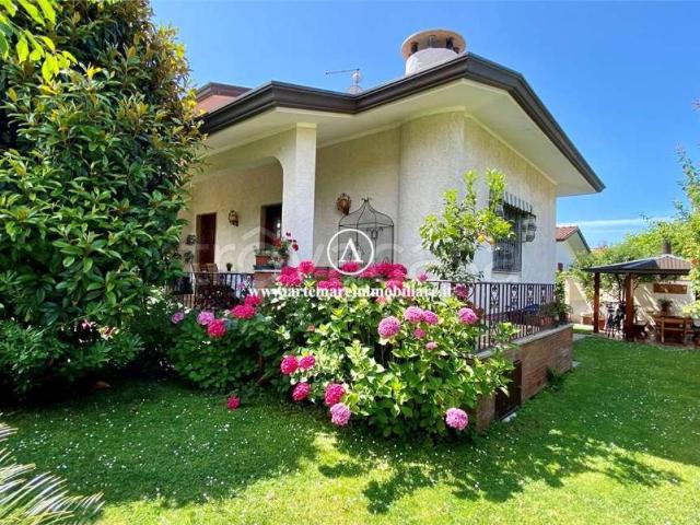 Villa Bifamiliare in affitto a Forte dei Marmi, giardino privato, posto auto, aria condizionata TrovaCasa