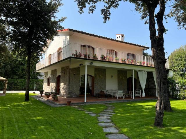 Villa Bifamiliare in affitto a Forte dei Marmi Roma Imperiale Ammiraglio Morin