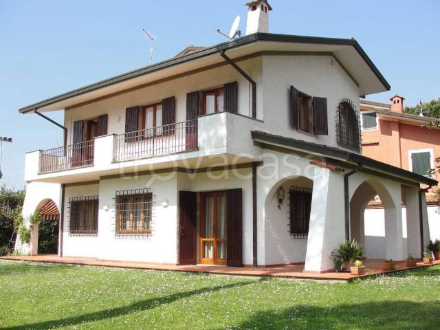 Villa Bifamiliare in affitto a Forte dei Marmi via 20 Settembre, arredato, giardino privato, terrazzo TrovaCasa