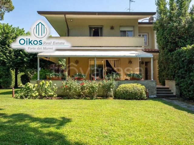 Villa Bifamiliare in affitto a Forte dei Marmi via 20 Settembre, arredato, giardino privato, posto auto TrovaCasa
