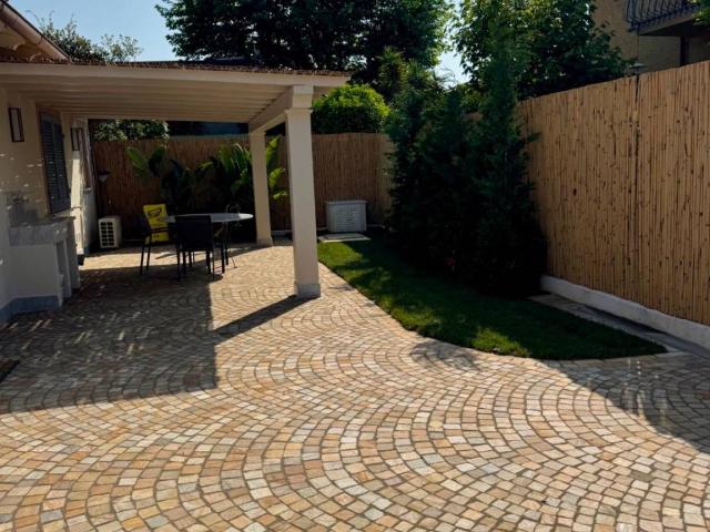 Villa Bifamiliare in affitto a Forte dei Marmi via Trento, arredato, giardino privato, posto auto TrovaCasa