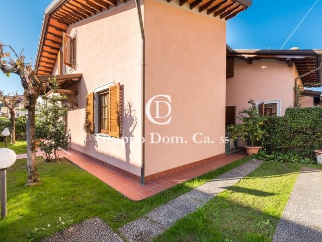 Villa Bifamiliare in affitto a Forte dei Marmi via Vittorio Veneto, arredato, giardino privato, posto auto TrovaCasa