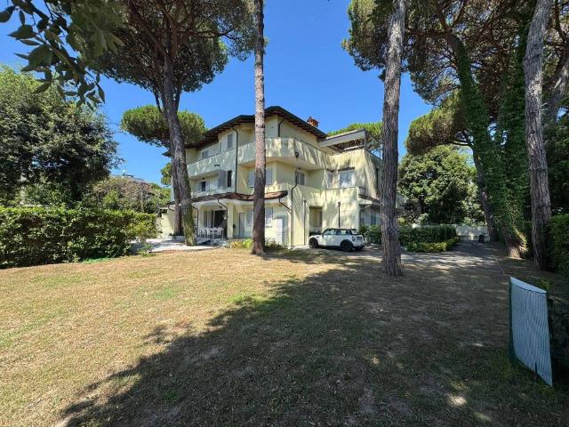 Villa Bifamiliare in affitto a Forte dei Marmi via Antonio Canova, arredato, giardino privato, terrazzo TrovaCasa