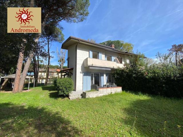 Villa Bifamiliare in affitto a Forte dei Marmi via Antonio Canova, arredato, giardino privato, veranda TrovaCasa
