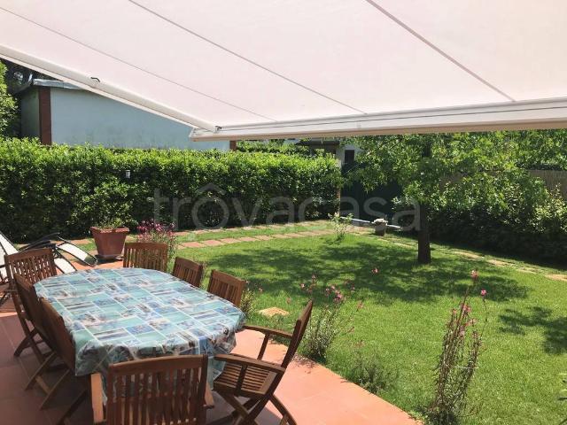 Villa Bifamiliare in affitto a Forte dei Marmi via Ardengo Soffici, arredato, giardino, posto auto TrovaCasa