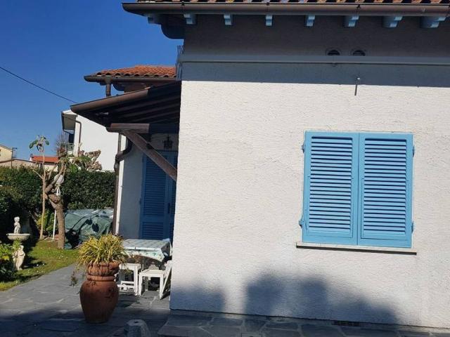 Villa Bifamiliare in affitto a Forte dei Marmi via del Paradiso, arredato, giardino privato, posto auto TrovaCasa