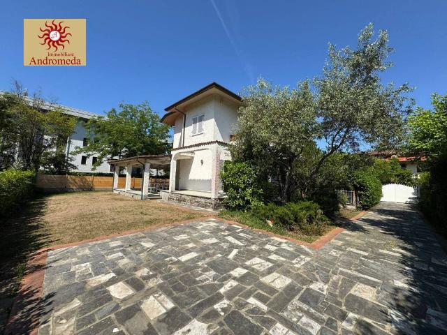 Villa Bifamiliare in affitto a Forte dei Marmi via della Barbiera, arredato, giardino privato, terrazzo TrovaCasa