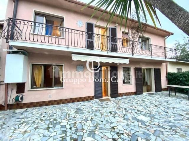 Villa Bifamiliare in affitto a Forte dei Marmi via Francesco Carrara, arredato, giardino privato, posto auto TrovaCasa