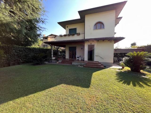 Villa Bifamiliare in affitto a Forte dei Marmi via Gorizia, arredato, giardino privato, posto auto TrovaCasa