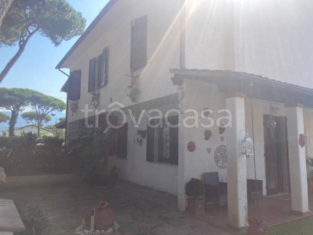 Villa Bifamiliare in affitto a Forte dei Marmi via Lorenzo de' Medici, arredato, giardino privato, posto auto TrovaCasa