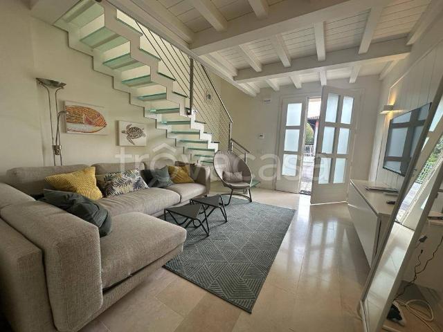 Villa Bifamiliare in affitto a Forte dei Marmi via Milano, arredato, giardino privato, cucina abitabile TrovaCasa