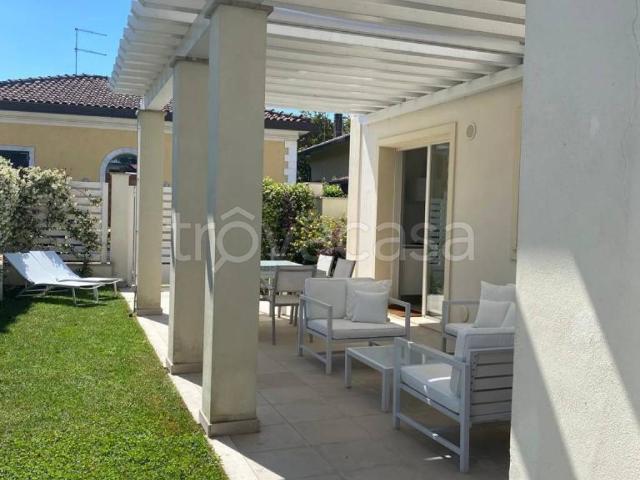 Villa Bifamiliare in affitto a Forte dei Marmi via Milano, arredato, giardino privato, posto auto TrovaCasa