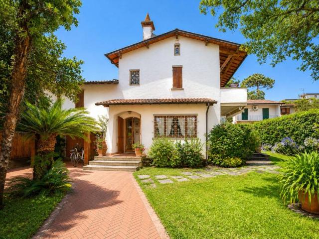 Villa Bifamiliare in affitto a Forte dei Marmi via Nazario Sauro, giardino privato, terrazzo, centrale TrovaCasa