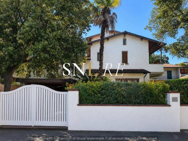 Villa bifamiliare in affitto a Forte dei Marmi via Nazario Sauro