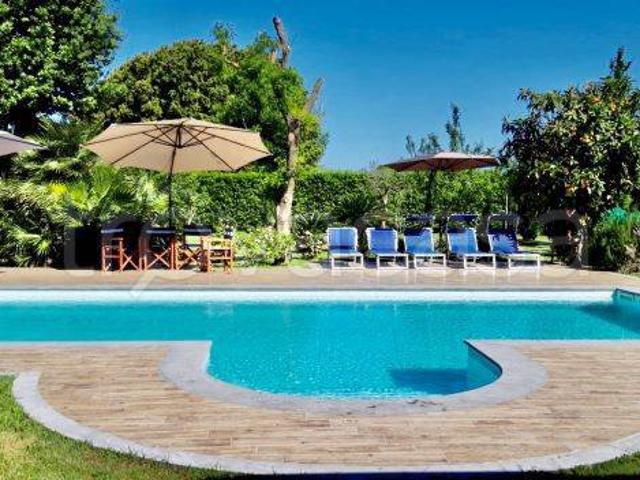 Villa Bifamiliare in affitto a Forte dei Marmi via Padre Ignazio da Carrara, arredato, giardino, lavatrice TrovaCasa