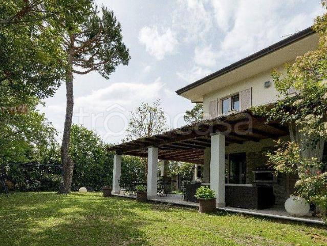 Villa Bifamiliare in affitto a Forte dei Marmi via Palmiro Togliatti, arredato, giardino privato, posto auto TrovaCasa