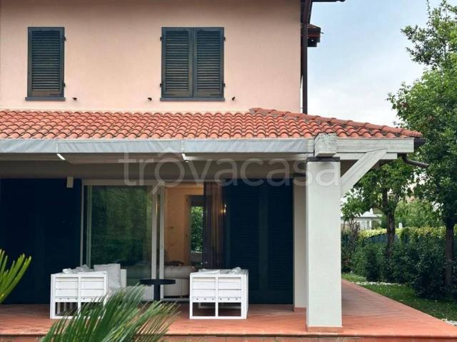 Villa Bifamiliare in affitto a Forte dei Marmi via Piave, arredato, giardino privato, terrazzo TrovaCasa