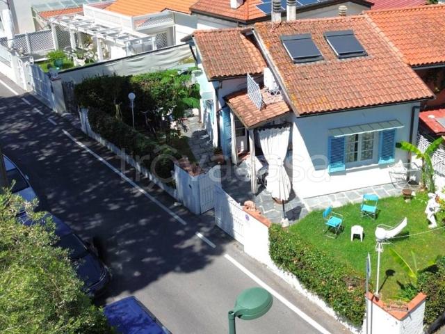 Villa Bifamiliare in affitto a Forte dei Marmi via Piave, giardino privato, parzialmente arredato, aria condizionata TrovaCasa