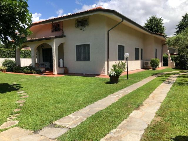 Villa Bifamiliare in affitto a Forte Dei Marmi Vittoria Apuana