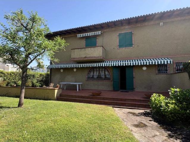 Villa Bifamiliare in affitto a Forte Dei Marmi Vittoria Apuana