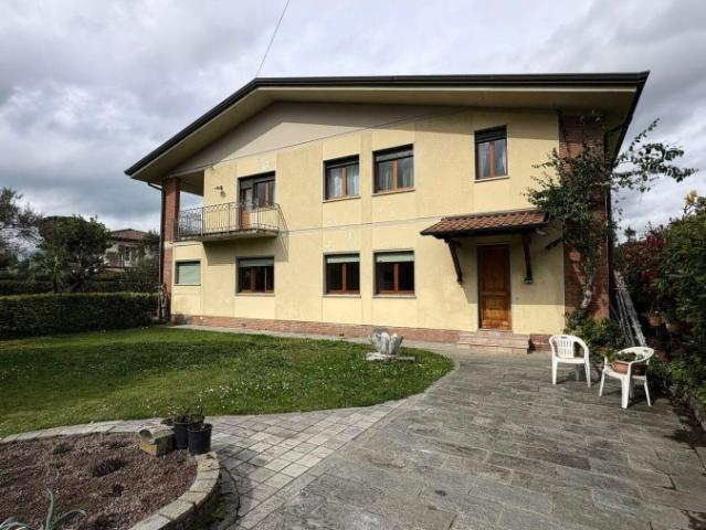 Villa Bifamiliare in affitto a Forte Dei Marmi Vittoria Apuana