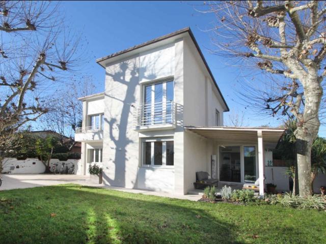 Villa Bifamiliare in affitto a Forte Dei Marmi Vittoria Apuana