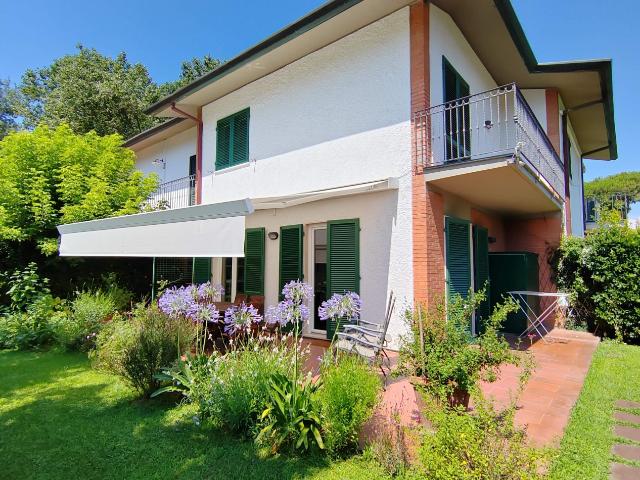 Villa bifamiliare in affitto a forte dei marmi vittoria apuana