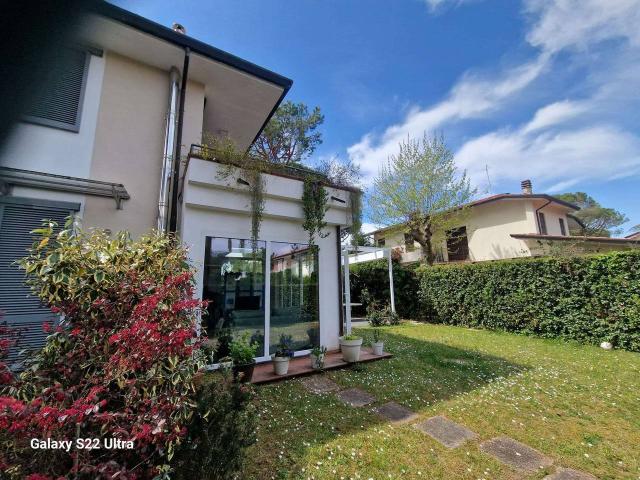 Villa bifamiliare in affitto a Forte Dei Marmi
