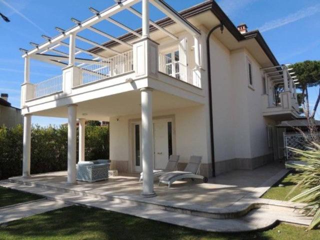 Villa bifamiliare in affitto a Forte Dei Marmi
