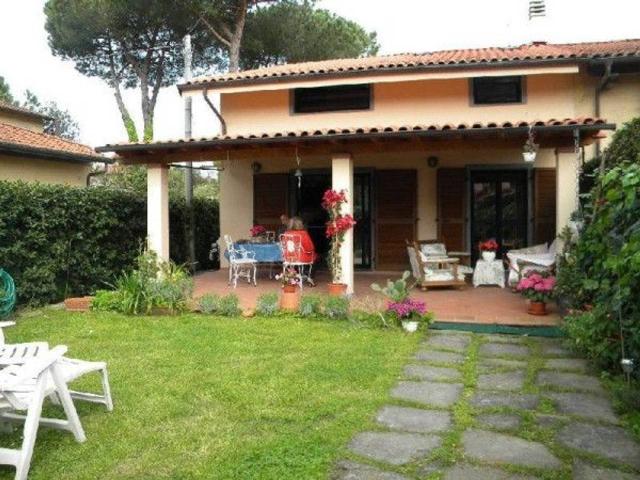 Villa bifamiliare in affitto a Forte Dei Marmi