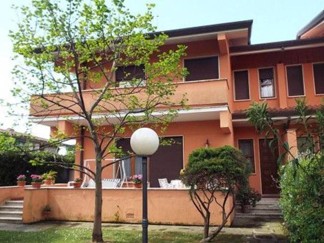 Villa bifamiliare in affitto a Forte Dei Marmi