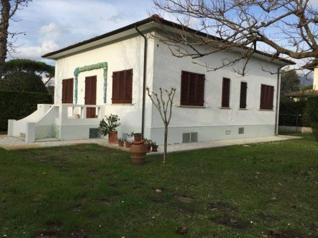 Villa bifamiliare in affitto a Forte Dei Marmi