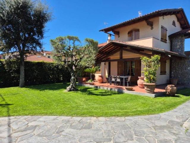 Villa bifamiliare in affitto a Forte Dei Marmi