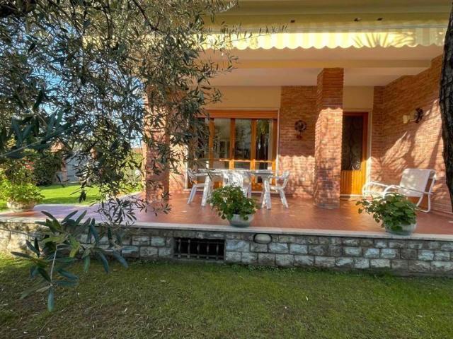 Villa bifamiliare in affitto a Forte Dei Marmi