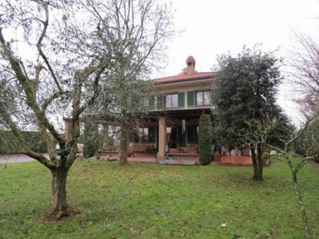 Villa bifamiliare in affitto a Forte Dei Marmi
