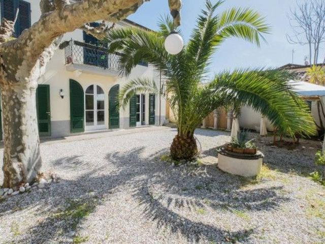 Villa bifamiliare in affitto a Forte Dei Marmi